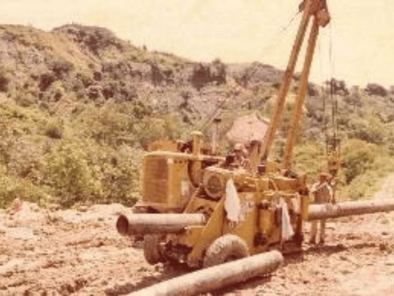 Equipo de perforación en operación en terreno árido