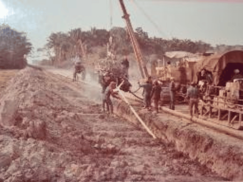 Cuadrilla instalando tubería durante la construcción de una línea de transporte
