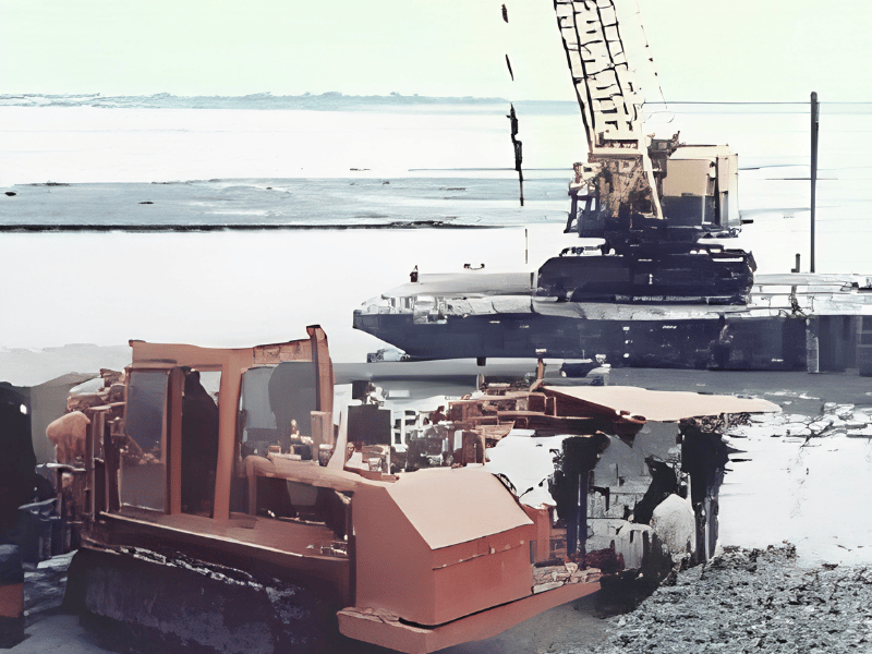 Maquinaria pesada en una obra de construcción de línea, imagen de archivo histórico