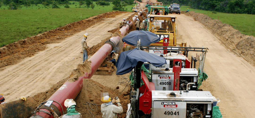 Instalación de tubería en zanja durante el mantenimiento de una línea