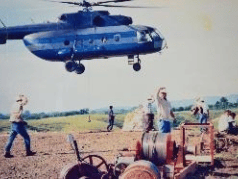 Operación de transporte aéreo de materiales hacia un frente de obra