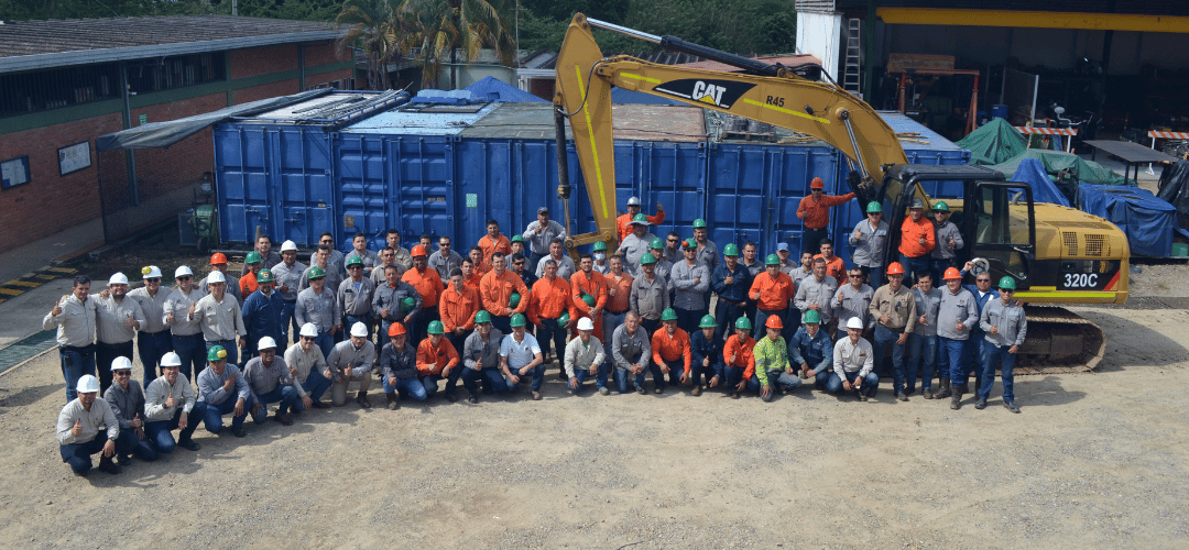 Equipo de trabajadores de Ismocol reunido en el patio de operaciones