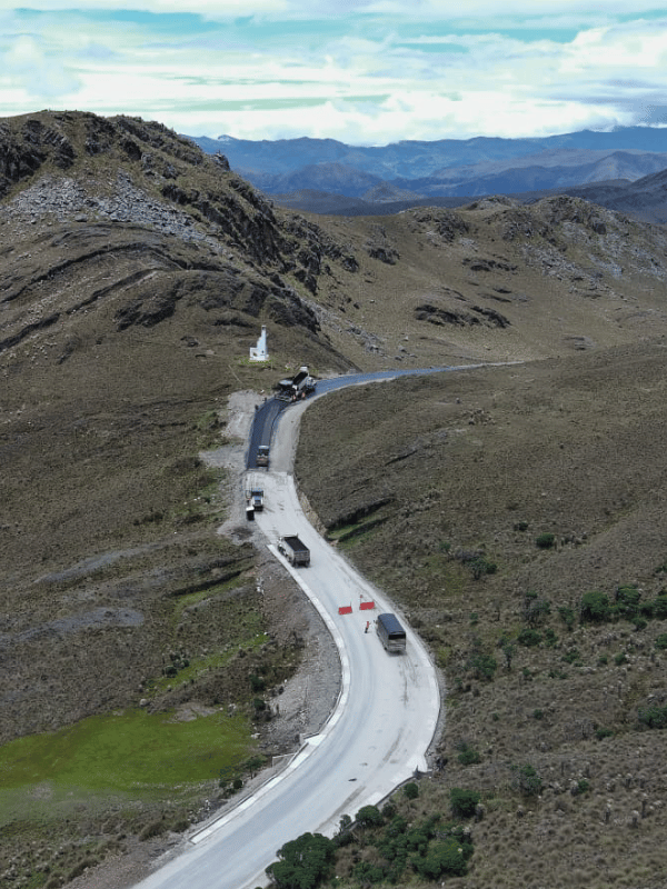 Carretera de montaña, ejemplo de infraestructura vial construida en Colombia