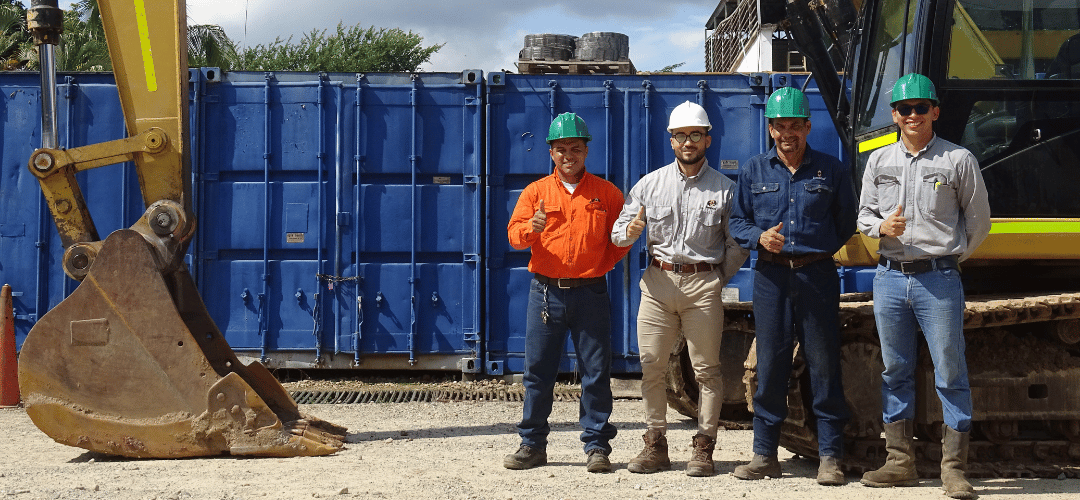 Equipo de trabajo de Ismocol durante una inspección en obra