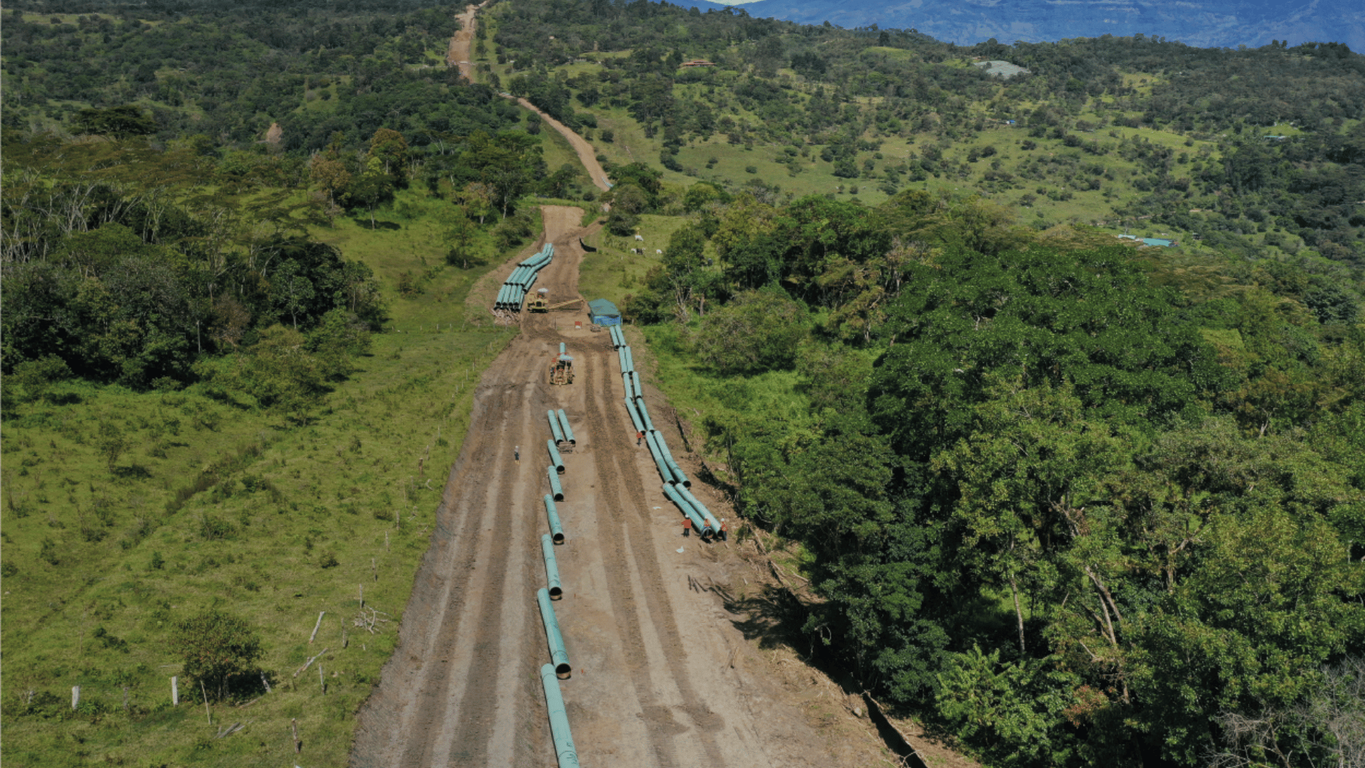 Vista aérea del derecho de vía de un gasoducto atravesando zona boscosa